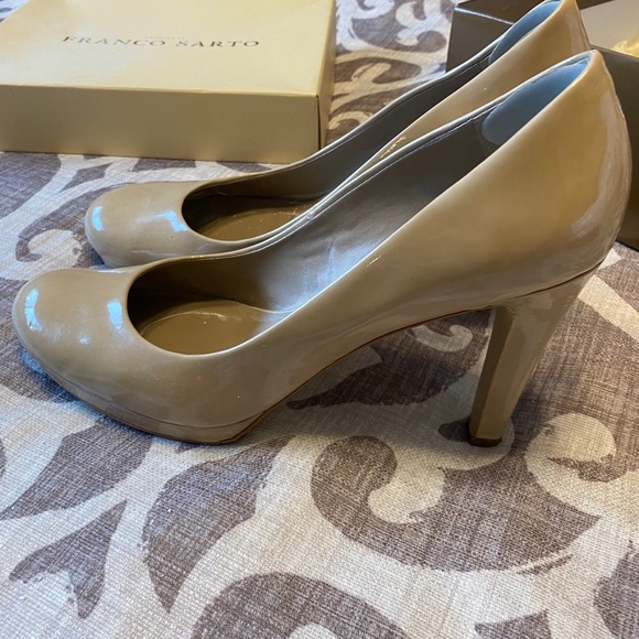 Women’s Rounded Toe Pumps - Picture 2 of 4